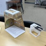 視覚支援アプリを使って文書や手紙、名刺などを読み上げるときに使用する、撮影台の写真。撮影台は２つあり、大きいものはA4版の文書用、小さいものははがきや名刺用です。