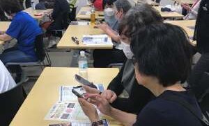 アイホン講習会でUni-Voiceアプリの使い方について話をしている写真
