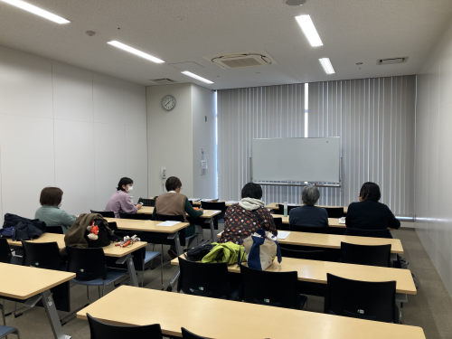 11月22日の研修会、教室の後ろから参加者を撮影された写真