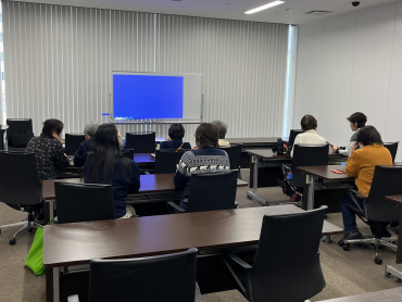 11月８日の研修会にて、教室の後ろから受講者をした写真。
